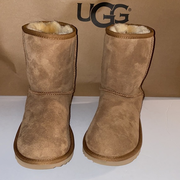 UGG KIDS CLASSIC SHORT CHESTNUT BOOTS - Picture 2 of 9